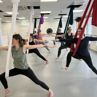 Starta morgonen genom att hänga fritt i tyngdlöshet!Aerial Yoga, även kallat "Anti gravity yoga" eller "Flying Yoga" är en spännande träningsform! Flying Yoga utövas i en Aerial-hammock som omsluter kroppen. Det är ett roligt, lekfullt och skonsamt sätt att träna styrka, kroppsmedvetenhet och flexibilitet – på ett nytt sätt!Klassen är en nybörjarkurs där vi jobbar både på golvet med hängmattan som redskap och i luften. Vi bygger upp styrka i grepp och axlar samt core för att kunna utöva olika poser i Aerial hängmattan.Även flexibilitet, kroppsmedvetenhet och koordination förbättras under kursen.Klassen utövas barfota med rörelsevänliga kläder. Ha gärna med dig strumpor och en tjockare tröja att ta på dig under återhämtningen som sker i slutet av klassen hängandes i Aerial hängmattan. Anmälan skickas till: aerialyogagbg@gmail.com